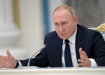 Russia distances itself from the US dollar further as it moves to trade oil with India using the UAE’s local currency: report