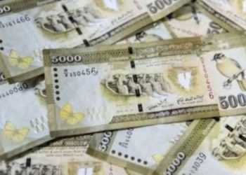 Protesters recover over seventy eight million cash from Gota’s room! count in front of the cops and hand it over to them! Senior police officer, calls it over !