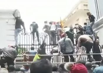 Protesters siege president house