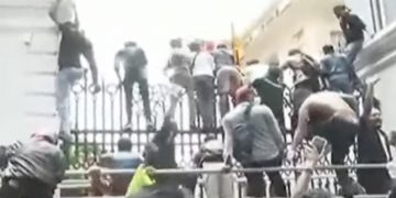 Protesters siege president house