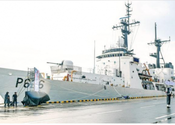 Navy ships with unidentified persons left Colombo Port