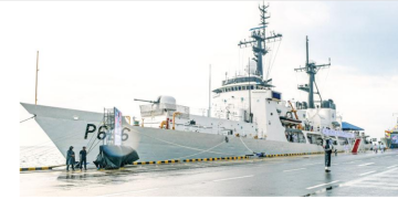 Navy ships with unidentified persons left Colombo Port