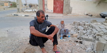 Iran Gulf coast earthquake of magnitude 6.1 leaves at least five people dead.