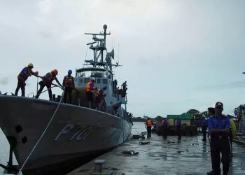Navy nabs 5 Indian fishermen poaching in Sea of Sri Lanka