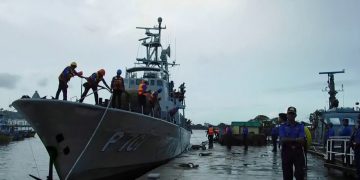 Navy nabs 5 Indian fishermen poaching in Sea of Sri Lanka