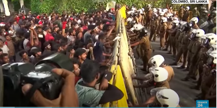 Sri Lankan anti-govt protesters storm President Rajapaksa’s residence