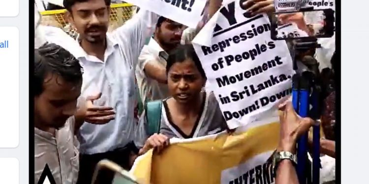Police charged India’s student movement protest against the galle face attack! Memorandum to the UN handed over! (VIDEO)