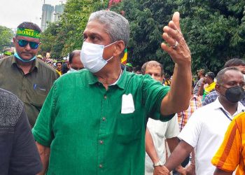 Sarath Fonseka tells about a news paper trying its best to create rifts between him and the party leader (VIDEO)
