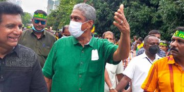 Sarath Fonseka tells about a news paper trying its best to create rifts between him and the party leader (VIDEO)