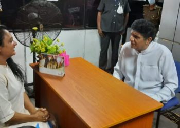 Opposition leader visits Damita at welikada  (VIDEO)