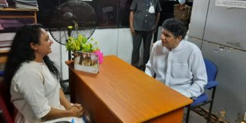 Opposition leader visits Damita at welikada  (VIDEO)