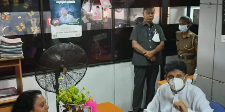 Sajith goes to Fort Police to see Damita!(PHOTOS)