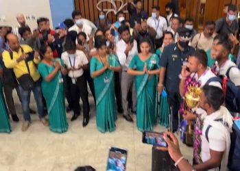 Sri Lankan cricketers with the Asian Cup arrived ! Grand welcome  in Katunayake! (LIVE VIDEO)