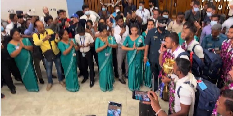 Sri Lankan cricketers with the Asian Cup arrived ! Grand welcome  in Katunayake! (LIVE VIDEO)