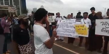 Today is 9 / 9 ! Strugglers gather at Galle face once again!  Police on alert ! (VIDEO)