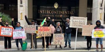 Demonstration against Ranil: Front of the  Hotel where he stayed in London!