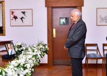 President leaves on foreign trip with 8 others