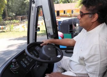 Why did the opposition leader drive a bus on Monaragala main road? (VIDEO & PHOTOS)
