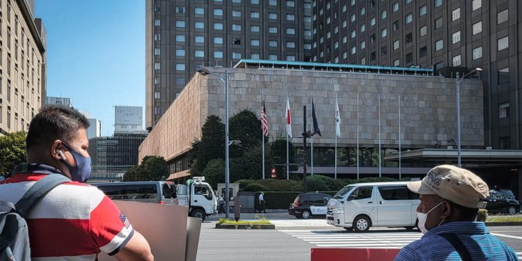 A demonstration and protest in front of the Tokyo Imperial Hotel, where Ranil is staying! (PHOTO & VIDEO)