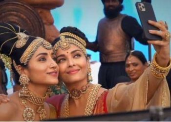 Aishwarya Rai clicks selfie with Trisha Krishnan on Ponniyin Selvan 1 sets despite Mani Ratnam’s ‘don’t be friends’ ask