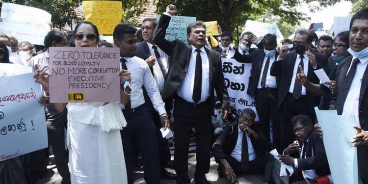 Lawyers will hold a protest campaign against police abuse of nonviolent protestors at Galle Face today.