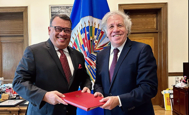 Ambassador Samarasinghe presents credentials to the Organization of American States