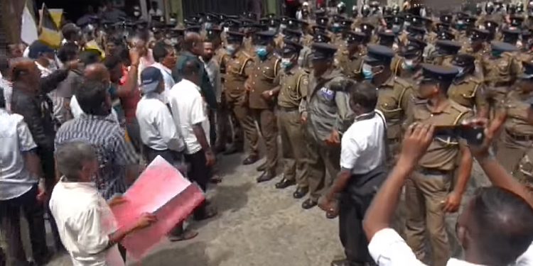 15 protesters detained in Nawalapitiya