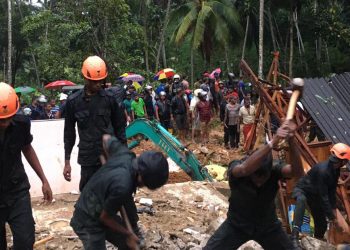 Rescue operation underway in Warakapola. 2 deaths reported. Police and forces on rescue operations! (VIDEO)