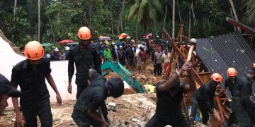 Rescue operation underway in Warakapola. 2 deaths reported. Police and forces on rescue operations! (VIDEO)