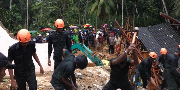 Rescue operation underway in Warakapola. 2 deaths reported. Police and forces on rescue operations! (VIDEO)