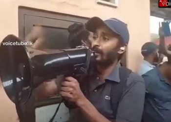 Wasantha-Siridhamma Thero draws crowds from around the nation to Tangalle! How crowd from Galle board the train! (VIDEOS)