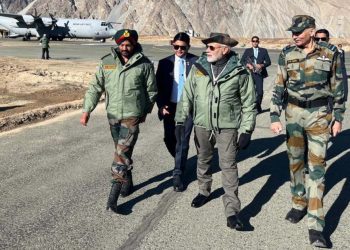 Modi celebrates Diwali with soldiers! The army sings a popular Sri Lankan song with Modi while eating sweets! (VIDEO)