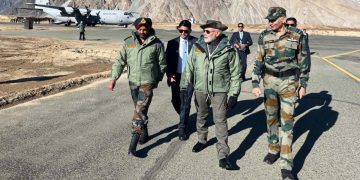 Modi celebrates Diwali with soldiers! The army sings a popular Sri Lankan song with Modi while eating sweets! (VIDEO)