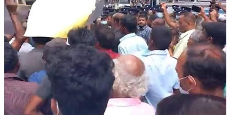 Protesters opposed Mahinda’s rally: All 15 protesters arrested by police in the afternoon were released by courts in the evening.