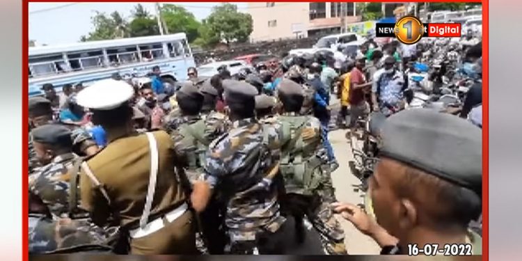 Preatugami accuses police or Prasanna Ranaweera’s henchman of threatening Kelaniya students. (VIDEO)