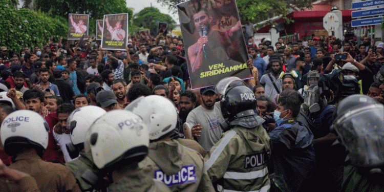 Protests in Sri Lanka over economic crisis and police brutality(VIDEO)