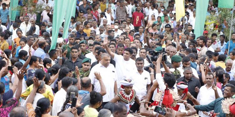 I won’t betray the country, the people, or the party, no compromise with Rajapaksas! Sajith drew a gathering in Ampara. (Video/Photos)