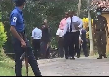 Wasantha Mudali is hauled out of prison to show one area after another! Is it the same old game of taking the cops to show off their weaponry at night? (VIDEO)