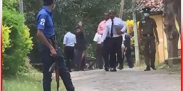 Wasantha Mudali is hauled out of prison to show one area after another! Is it the same old game of taking the cops to show off their weaponry at night? (VIDEO)