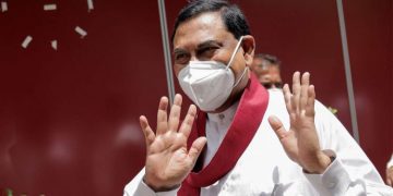 We were the first to inform the nation! Basil arrived in Sri Lanka early this morning! People from Pohottuwa have travelled to Katunayake to welcome Basil. (VIDEO)