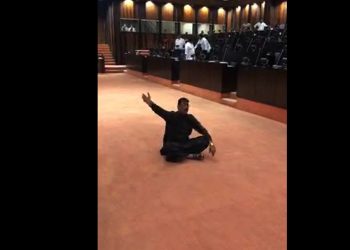 SJB MP Dilip Vedaarachchi protested in the middle of the parliament! (VIDEO)