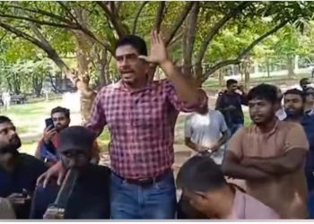 After the police chased the youths away, Duminda addressed the surrounded Police officers. (VIDEO)