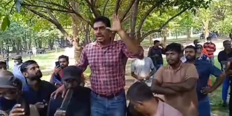 After the police chased the youths away, Duminda addressed the surrounded Police officers. (VIDEO)