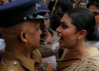 A complaint about Maradana police officers hurting Hirunika and two women! videos and numbers provided! (VIDEO)