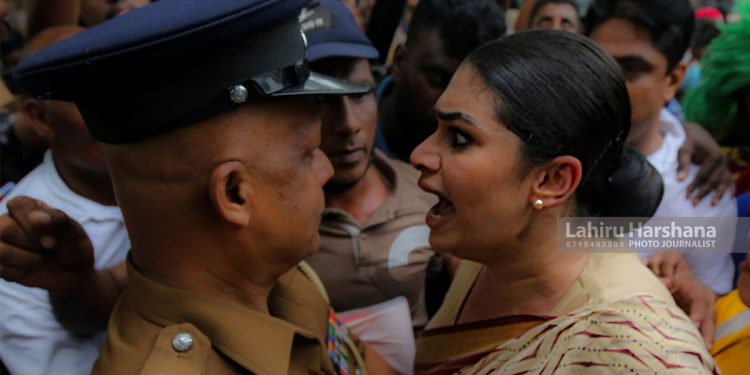 A complaint about Maradana police officers hurting Hirunika and two women! videos and numbers provided! (VIDEO)