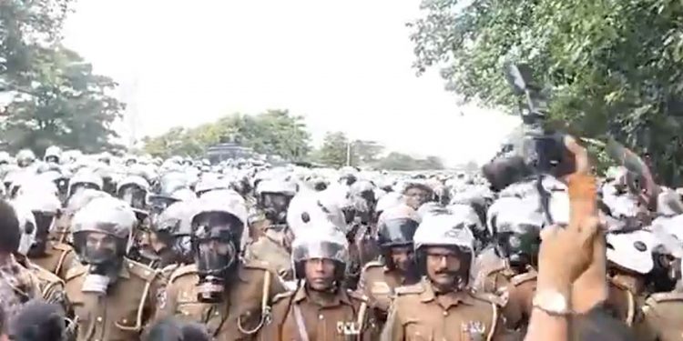 A massive police force comes to the fort! Roads closed! (LIVE VIDEO)