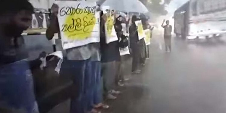 Antare held a protest campaign in Karapitiya amidst heavy rain! Vasantha-Siridhamma imprisoned 90 days on 18th! National protest on the 9th! – “Antare”! (VIDEO)