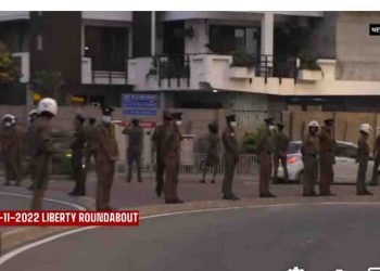 Silent protest with nine demonstrators and one hundred twenty police officers! (VIDEO)