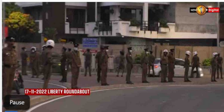 Silent protest with nine demonstrators and one hundred twenty police officers! (VIDEO)