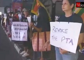 Thimbirigasya is joined by a massive throng as the cops take Liberty Roundabout! The struggle continues! (VIDEO)